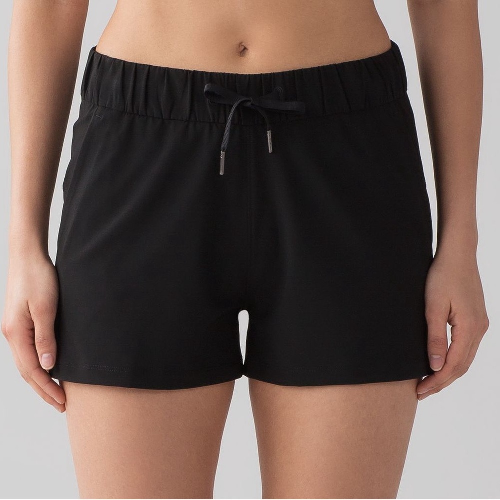 Lululemon on the fly shorts black